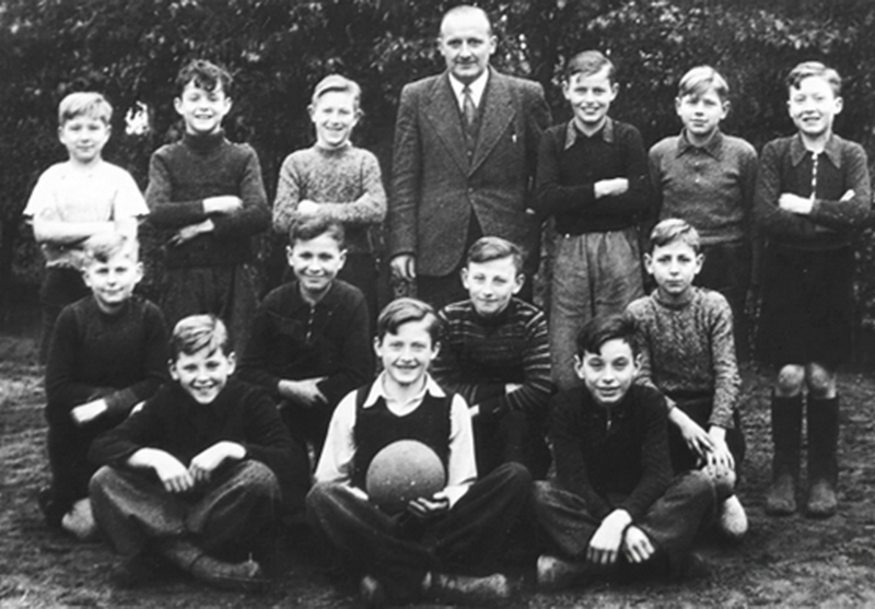 Het voetbalteam van de  jongensschool 1949