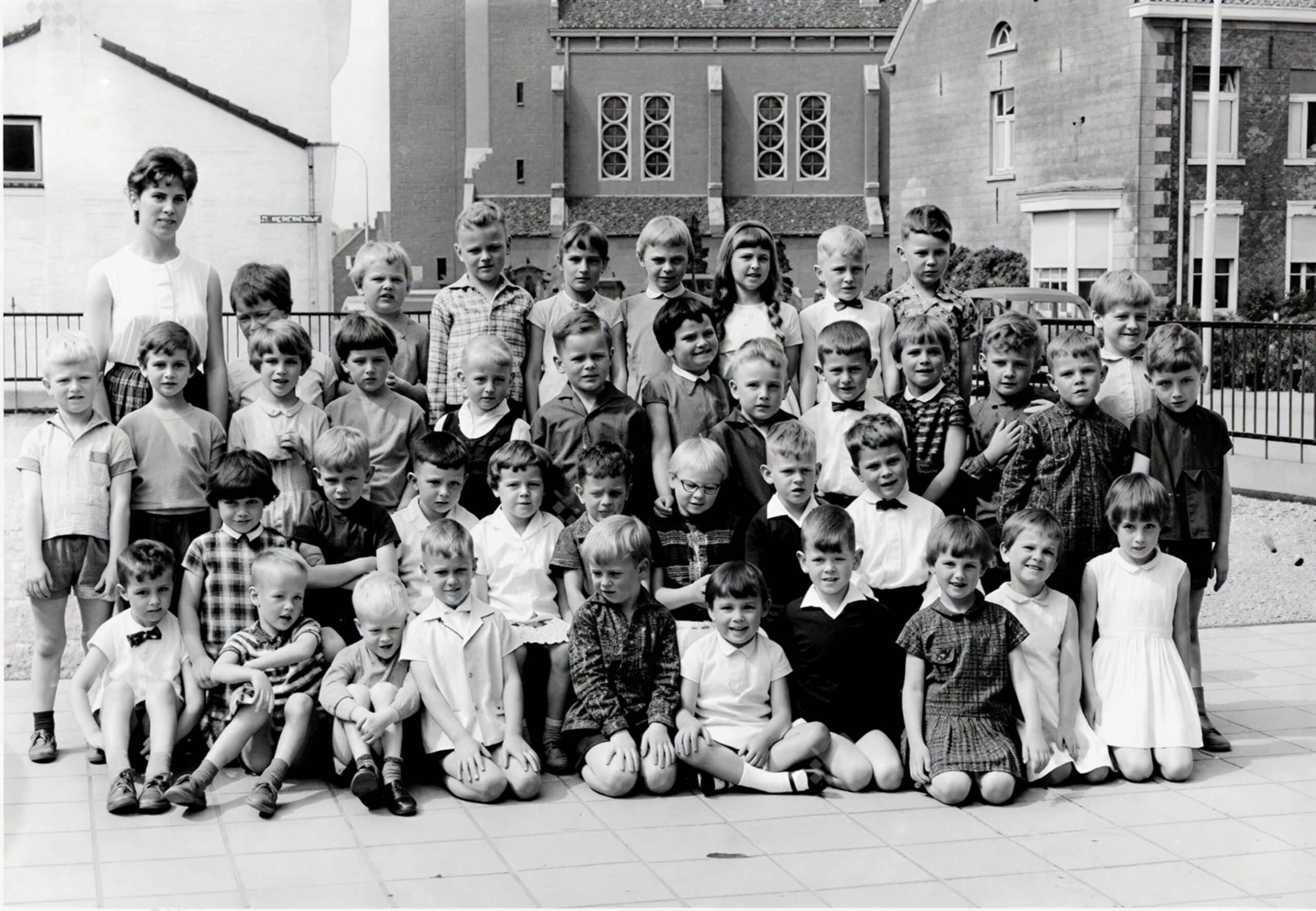 Christel Broere in 1962 met haar kleuterklas